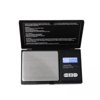 Digital-Scale-Cs - Waage - für SelbstmischerLCD-BildschirmWiegebereich: 0,1 Gramm bis 1 Kilogramm.Die Genauigkeit liegt bei 0,1 Gramm.&nbsp;7 verschiedene Umrechnungseinheiten: (g, oz, tl ,ct , ozt , dwt und gn).Tarafunktion und automatische Abschaltung nach 30 Sekunden, wenn die Waage nicht mehr verwendet wird.&nbsp;Hergestellt aus ABS und rostfreiem Stahl.Einfach zu verwendenEigenschaften:Minimale Messkapazität: 0.1 GrammMaximale Messkapazität: 1kgGenauigkeit: 0.1gBatterie: 2 AAA-Batterien (im Lieferumfang enthalten)Abmessungen: 75 x 130 mm&nbsp;Im Lieferumfang enthalten:1 x Elektronische Universalwaage2 AAA-Batterien (im Lieferumfang enthalten)14356Smoke-Shop.ch9,90&nbsp;CHFsmoke-shop.ch9,90&nbsp;CHF