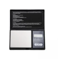 Digital-Scale-Cs - Waage - für SelbstmischerLCD-BildschirmWiegebereich: 0,1 Gramm bis 1 Kilogramm.Die Genauigkeit liegt bei 0,1 Gramm.&nbsp;7 verschiedene Umrechnungseinheiten: (g, oz, tl ,ct , ozt , dwt und gn).Tarafunktion und automatische Abschaltung nach 30 Sekunden, wenn die Waage nicht mehr verwendet wird.&nbsp;Hergestellt aus ABS und rostfreiem Stahl.Einfach zu verwendenEigenschaften:Minimale Messkapazität: 0.1 GrammMaximale Messkapazität: 1kgGenauigkeit: 0.1gBatterie: 2 AAA-Batterien (im Lieferumfang enthalten)Abmessungen: 75 x 130 mm&nbsp;Im Lieferumfang enthalten:1 x Elektronische Universalwaage2 AAA-Batterien (im Lieferumfang enthalten)14356Smoke-Shop.ch9,90&nbsp;CHFsmoke-shop.ch9,90&nbsp;CHF