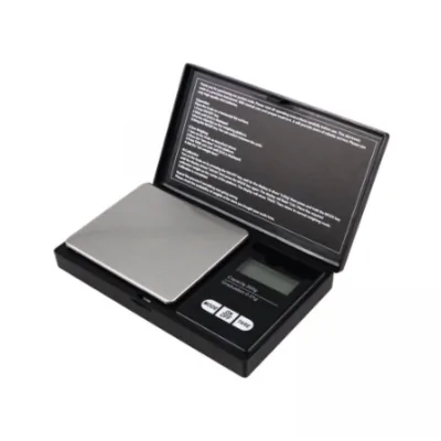 Digital-Scale-Cs - Waage - für SelbstmischerLCD-BildschirmWiegebereich: 0,1 Gramm bis 1 Kilogramm.Die Genauigkeit liegt bei 0,1 Gramm.&nbsp;7 verschiedene Umrechnungseinheiten: (g, oz, tl ,ct , ozt , dwt und gn).Tarafunktion und automatische Abschaltung nach 30 Sekunden, wenn die Waage nicht mehr verwendet wird.&nbsp;Hergestellt aus ABS und rostfreiem Stahl.Einfach zu verwendenEigenschaften:Minimale Messkapazität: 0.1 GrammMaximale Messkapazität: 1kgGenauigkeit: 0.1gBatterie: 2 AAA-Batterien (im Lieferumfang enthalten)Abmessungen: 75 x 130 mm&nbsp;Im Lieferumfang enthalten:1 x Elektronische Universalwaage2 AAA-Batterien (im Lieferumfang enthalten)14356Smoke-Shop.ch9,90&nbsp;CHFsmoke-shop.ch9,90&nbsp;CHF