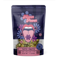 Tutti Frutti Fleur De CBD (3g) - Flower PowerTutti Frutti CBD Blume hat große Buds mit sehr kompakten Blüten, die einen intensiven Fruchtgeruch verströmen.Die perfekte Sorte für Liebhaber verlockender und fruchtiger Aromen. Wenn Sie ein Fan von frischen und tropischen Erfahrungen sind, werden Sie nicht enttäuscht sein!Premium-Qualität 100% Sativia Greenhouse.Entdecken Sie die Vorteile von CBD: Anti-Stress-Mittel, reduziert Angstzustände und verbessert die Schlafqualität.CBD: 14.99% - THC 0.14%.Beutel mit 3 Gramm.14362Flower Power - CBD17,90 CHFsmoke-shop.ch17,90 CHF