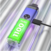 Kit Feelin 2 Pod Nevoks - 1100 mAh - USB C +2 SPL CoilsDas Kit Feelin 2 Pod de Nevoks funktioniert automatisch mit Autodraw, nachdem sich die Power-Taste vor der Box befindet.Der Luftstrom kann über die seitliche Taste reguliert werden.Es ist möglich, drei unterschiedliche Leistungsniveaus zu übernehmen, indem man drei davon über den Knopf vorne anwendet.Eine LED-Anzeige zeigt an, dass der Ladezustand der Batterie und die gewählte Leistungsstufe vorhanden sind.Das Kit kann über den USB-C-Anschluss an der Rückseite und das USB-C-Kabel aufgeladen werden.Das Kit Feelin 2 Pod hat die Abmessungen 25 x 15 x 105 mm, wiegt 45 g und ist aus Aluminium gefertigt.Es wird mit der Kartusche Feelin 2 verkauft, deren Inhalt gerade einmal 3 ml Flüssigkeit beträgt, die auf die Glasur aufgetragen und mit der Plastiktablette abgelöscht werden kann.Das Gerät ist kompatibel mit SPL-Widerständen (von 0,4 bis 1 Ohm). 0.3 ohm werden nicht erkanntLieferumfang: 1x Feelin 2 Pod Nevoks Kit1x Feelin 2 Kartusche (3 ml)1x SPL-Widerstand (0,6 Ohm)1x SPL-Widerstand (0,8 Ohm)1x USB-C-Kabel1x Garantiekarte1x Benutzerhandbuch1x Schlüsselband 14807nevoks - Vape Systems25,00 CHFsmoke-shop.ch25,00 CHF
