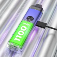 Kit Feelin 2 Pod Nevoks - 1100 mAh - USB C +2 SPL CoilsDas Kit Feelin 2 Pod de Nevoks funktioniert automatisch mit Autodraw, nachdem sich die Power-Taste vor der Box befindet.Der Luftstrom kann über die seitliche Taste reguliert werden.Es ist möglich, drei unterschiedliche Leistungsniveaus zu übernehmen, indem man drei davon über den Knopf vorne anwendet.Eine LED-Anzeige zeigt an, dass der Ladezustand der Batterie und die gewählte Leistungsstufe vorhanden sind.Das Kit kann über den USB-C-Anschluss an der Rückseite und das USB-C-Kabel aufgeladen werden.Das Kit Feelin 2 Pod hat die Abmessungen 25 x 15 x 105 mm, wiegt 45 g und ist aus Aluminium gefertigt.Es wird mit der Kartusche Feelin 2 verkauft, deren Inhalt gerade einmal 3 ml Flüssigkeit beträgt, die auf die Glasur aufgetragen und mit der Plastiktablette abgelöscht werden kann.Das Gerät ist kompatibel mit SPL-Widerständen (von 0,4 bis 1 Ohm). 0.3 ohm werden nicht erkanntLieferumfang: 1x Feelin 2 Pod Nevoks Kit1x Feelin 2 Kartusche (3 ml)1x SPL-Widerstand (0,6 Ohm)1x SPL-Widerstand (0,8 Ohm)1x USB-C-Kabel1x Garantiekarte1x Benutzerhandbuch1x Schlüsselband 14807nevoks - Vape Systems25,00 CHFsmoke-shop.ch25,00 CHF