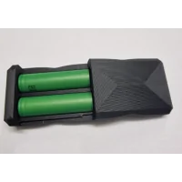 Akkubox Dual für 2x 18650 aus Carbon PLAGerne stellen wir euch die neuen 3D gedruckten robusten Akkuboxen für deine 18650 Akkus vor.Die Boxen haben Platz für 2x 18650 Akkus und bieten einen perfekten schutz für deine Zellen. Durch das verwendete Carbon PLA sind die Boxen sehr leicht und robust gegen äussere Einwirkungen und bieten den perfekten Schutz.Das öffnen der Boxen passiert über eine Schiebeführung, halte einfach das Oberteil mit Daumen und Zeigefinger auf der Längsseite und schiebe es mit deinem anderen Daumen auf der Stirnseite vom Unterteil auf.Die Box rastet am ende durch einen kleinen Nippel ein, und ist somit sicher verschlossen.Die Konstruktion und das Design sind von uns.Die Boxen werden bei uns produziert und werden auf Ihre Funktion kontrolliert. Das verwendete Material ist auf PLA Basis das mit feinen Carbonfasern ( CF ) verstärkt ist.Darum ist die Oberfläche schön griffig und Matt.Masseinheiten:Länge 84mmBreite 54mmHöhe 27mmLieferumfang:Akkubox aus Carbon PLA mit einem 3D Drucker hergestellt ohne Akkus15408Efest6,50 CHFsmoke-shop.ch6,50 CHF