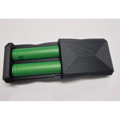 Akkubox Dual für 2x 18650 aus Carbon PLAGerne stellen wir euch die neuen 3D gedruckten robusten Akkuboxen für deine 18650 Akkus vor.Die Boxen haben Platz für 2x 18650 Akkus und bieten einen perfekten schutz für deine Zellen. Durch das verwendete Carbon PLA sind die Boxen sehr leicht und robust gegen äussere Einwirkungen und bieten den perfekten Schutz.Das öffnen der Boxen passiert über eine Schiebeführung, halte einfach das Oberteil mit Daumen und Zeigefinger auf der&nbsp;Längsseite&nbsp;und schiebe es mit&nbsp;deinem anderen&nbsp;Daumen auf der Stirnseite vom Unterteil auf.Die Box rastet am ende durch einen kleinen Nippel ein, und ist&nbsp;somit sicher verschlossen.Die Konstruktion und das Design&nbsp;sind von uns.Die&nbsp;Boxen werden bei uns produziert und werden auf Ihre Funktion kontrolliert. Das verwendete Material ist auf PLA Basis das mit feinen Carbonfasern ( CF ) verstärkt ist.Darum ist die Oberfläche schön griffig und Matt.Masseinheiten:Länge 84mmBreite 54mmHöhe 27mmLieferumfang:Akkubox aus Carbon PLA mit einem 3D Drucker hergestellt ohne Akkus15408Efest5,50&nbsp;CHFsmoke-shop.ch5,50&nbsp;CHF