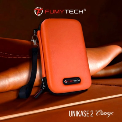 Unikase Carry Pouch 2 (XS) Orange - Trage-TascheLieferumfang: Unikase Carry Pouch 2 (XS) Orange - Trage-TascheTragetasche in Größe XS.Abmessungen: 18 x 11cm.Hochwertige Materialien.Viel Platz in einer kompakten Größe.Verstauen Sie Ihre Mods, Liquids, Puffs...Zweite Version der Unikase-Hülle.Innentasche mit Reißverschluss.Hochwertige Gummibänder.15547Fumytech11,90 CHFsmoke-shop.ch11,90 CHF