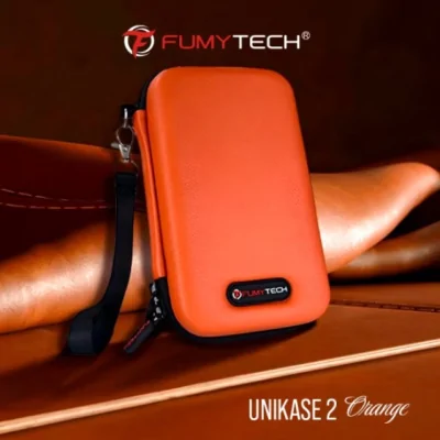 Unikase Carry Pouch 2 (XS) Orange - Trage-TascheLieferumfang: Unikase Carry Pouch 2 (XS) Orange - Trage-TascheTragetasche in Größe XS.Abmessungen: 18 x 11cm.Hochwertige Materialien.Viel Platz in einer kompakten Größe.Verstauen Sie Ihre Mods, Liquids, Puffs...Zweite Version der Unikase-Hülle.Innentasche mit Reißverschluss.Hochwertige Gummibänder.15547Fumytech14,00&nbsp;CHFsmoke-shop.ch14,00&nbsp;CHF