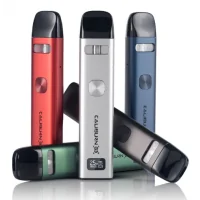 Kit Pod Caliburn G3 - 900mAh- Uwel - USB C - neue FarbenKit Pod Caliburn G3 900mAh- Uwel - USB CLieferumfang: 1x Caliburn G3 Akku 900 mAh1x Caliburn G3 Pod mit 0,6 Ohm (vorinstalliert)1x Caliburn G3 Pod mit 0,9 Ohm1x USB-C Kabel1x BedienungsanleitungMit der Caliburn G3 präsentiert Uwell die neueste Ergänzung zur Caliburn-Reihe. Diese E-Zigarette beinhaltet einen 900mAh starken Akku mit fest verbauter Akkuzelle sowie zwei Caliburn G3 Pods, die jeweils ein Tankvolumen von 2,5 ml aufweisen. Die fest verbauten Heads in den Pods variieren im Widerstand und bieten somit verschiedene Dampfmöglichkeiten.14594Uwell 26,90 CHFsmoke-shop.ch26,90 CHF