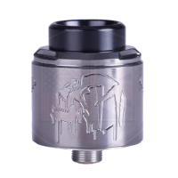 Suicide Mods Nightmare Mini V2 25mm RDA - vers. FarbenFür Experten im Cloud Chasing.Postless Dual Coil-Platte.25 mm Durchmesser.Kammerreduzierer aus Ultem zur Maximierung der Aromen. Mit Bottom Feed kompatibel.Airflow kann angepasst werden.Perfekt für DTL (Direktes Inhalieren)Lieferumfang    1 x Nightmare V2 RDA 25mm Atomizer    1 x Tasche für ZubehörEigenschaften    Airflow: Unterhalb    Airflow: Doppelte Diffusion    Befestigung: Messing, vergoldet    Durchmesser: 25mm    Direkte Inhalation 15648Suicide Mods44,90 CHFsmoke-shop.ch44,90 CHF