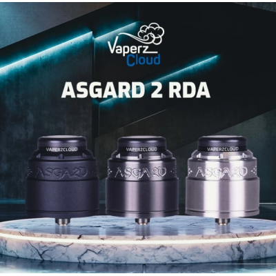 Asgard 2 - RDA - Vaperz Cloud - SelbstwickelverdampferMythisch, legendär und einfach unverzichtbar: Der Asgard kommt mit dieser Version 2 zurück, die den Spaß am Dampfen auf einem Dripper maximiert.Postless Dual-Coil-Platte, die massive Montagen ermöglicht.Riesige Wanne, die bis zu 8,5 ml Flüssigkeit aufnehmen kann (je nach der Menge der verwendeten Watte).Quick-Release-System für den BF-Pin.Einstellbare doppelte Airflow mit Wabenstruktur.Kammer- und Airflow-Reduzierer aus Ultem für eine außergewöhnliche Geschmackswiedergabe.Massiver Durchmesser von 28mm (30mm mit Beauty Ring).Mit Gold überzogenes Postpositiv.Kompatibel mit allen 810 Drip Tips.15881Vaperz Cloud52,00 CHFsmoke-shop.ch52,00 CHF