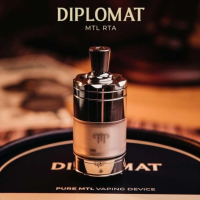 Diplomat MTL RTA - Centenary Mods (Selbstwickelverdampfer)Hier ist der ultimative High-End-RTA für alle MTL-Liebhaber: Der Diplomat.Die Single Coil-Platte ermöglicht ein einfaches und unkompliziertes Anbringen Ihrer Vorrichtungen.Kapazität von 4,5 bis 5,1 ml (je nach verwendetem Kamin) und Befüllung von unten.Hohe Individualität durch 3 verschiedene Kamine + Zerstäuberkammern (je nach verwendeter E-Flüssigkeit austauschbar).Sehr präzise einstellbare Airflow (6 Löcher mit unterschiedlichen Durchmessern: 0,8, 1,0, 1,2, 1,4, 1,6 und 2,0 mm), die es ermöglicht, zwischen einem sehr restriktiven MTL-Zug und einem luftigeren MTL-Zug zu wechseln.Vollständig zerlegbar für eine einfachere Reinigung und Wartung.Außergewöhnliche Wiedergabe der Aromen.Dank des Durchmessers von 23 mm mit einem Großteil der vorhandenen Mods kompatibel.Konstruktion aus SS304L-Edelstahl.16201Centenary Mods - High End99,00 CHFsmoke-shop.ch99,00 CHF