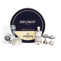 Diplomat MTL RTA - Centenary Mods (Selbstwickelverdampfer)Hier ist der ultimative High-End-RTA für alle MTL-Liebhaber: Der Diplomat.Die Single Coil-Platte ermöglicht ein einfaches und unkompliziertes Anbringen Ihrer Vorrichtungen.Kapazität von 4,5 bis 5,1 ml (je nach verwendetem Kamin) und Befüllung von unten.Hohe Individualität durch 3 verschiedene Kamine + Zerstäuberkammern (je nach verwendeter E-Flüssigkeit austauschbar).Sehr präzise einstellbare Airflow (6 Löcher mit unterschiedlichen Durchmessern: 0,8, 1,0, 1,2, 1,4, 1,6 und 2,0 mm), die es ermöglicht, zwischen einem sehr restriktiven MTL-Zug und einem luftigeren MTL-Zug zu wechseln.Vollständig zerlegbar für eine einfachere Reinigung und Wartung.Außergewöhnliche Wiedergabe der Aromen.Dank des Durchmessers von 23 mm mit einem Großteil der vorhandenen Mods kompatibel.Konstruktion aus SS304L-Edelstahl.16201Centenary Mods - High End99,00 CHFsmoke-shop.ch99,00 CHF