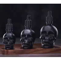 Totenkopf Glas-Flasche Leer 30ml - schwarzLieferumfang:  1x Totenkopf Flasche Leer 30ml mit PipetteFarbe: durchsichtig mit blau , schwarz oder durchsichtiges Glas (Weiss)10020Flaschen4,10 CHFsmoke-shop.ch4,10 CHF