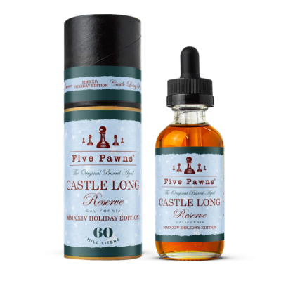 Five Pawns Castle Long Reserve - MMXXIV Holiday - Shortfill - Spezial EditionVERFÜGBAR - NUR FÜR BEGRENZTE ZEIT - Erleben Sie die Saison mit Five Pawns: Castle Long Reserve - Limited Holiday Edition MMXXIV Gönnen Sie sich in dieser Weihnachtszeit den Luxus der Castle Long Reserve Holiday Edition von Five Pawns. Sorgfältig für den anspruchsvollen Gaumen hergestellt, verleiht diese limitierte Mischung dem preisgekrönten Castle Long Rezept den perfekten Hauch von saisonaler Magie.Diese exklusive Charge wurde sorgfältig in verkohlten Eichenfässern gereift und enthüllt eine Symphonie aus warmem Kentucky Bourbon, gerösteter Kokosnuss, gerösteten Mandeln und Madagaskar-Vanille, die durch einen reichen Unterton von karamellisiertem braunem Zucker ausgeglichen wird. Die Reifung verleiht ihm eine rauchige Tiefe und eine samtige Geschmeidigkeit, die ihn zu einem außergewöhnlichen Festtagsgenuss machen.Feiern Sie die Feiertage mit Stil. Die Castle Long Reserve Holiday Edition ist nur für eine begrenzte Zeit erhältlich - wenn sie einmal weg ist, ist sie weg. Erheben Sie Ihre Sinne und machen Sie diese Saison mit Five Pawns unvergesslich.50PG/50VG-Mischung50PG/50VG-MischungHersteller Five PawnsSortiment OriginalLand USAGeschmack : Gourmet, SchokoladePG/VG-Verhältnis 50/50 BlendVerpackung 50ml GlasflascheFüllmenge: 50ml16242Five Pawns Signature vapor Liquids California29,90 CHFsmoke-shop.ch29,90 CHF