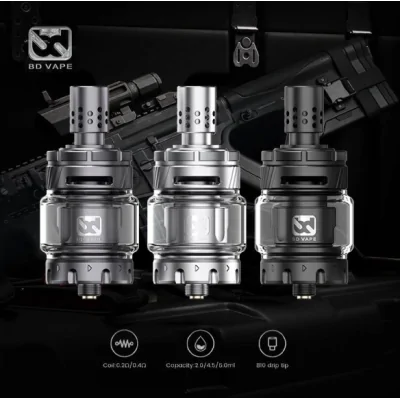 Precisio Blaster - Sub-Ohm - BD Vape - (FertigCoil-Verdampfer) 30mm vers. FarbenBD Vape, der Schöpfer der sehr berühmten Precisio RTA, MTL RTA und GT, macht mit dem Precisio Sub-Ohm weiter, der in seiner DL-Ausführung einfach beispielhaft ist.Fassungsvermögen 4.5ml (pyrex bubble) oder 2ml (pyrex straight).Einfache und saubere Top-Fill-Füllung durch Vierteldrehung.Präzise einstellbare Top-Airflow, perfekt für DL-Züge.Mesh-Widerstände mit ausgezeichneter Geschmackswiedergabe (0,15ohm: 60-65W und 0,30ohm: 45-50W).Plug-and-Vape-System zum Auswechseln der Widerstände.Auswechselbares Drip Tip 810.Robuste Konstruktion aus Edelstahl.Blaster Version 16431BD Vape49,90 CHFsmoke-shop.ch49,90 CHF