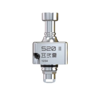 Tank 520 Boro V2 - Cthulhu Mod (Boro Tank RTA)Tank 520 Boro V2 Das Cthulhu AIO Boro Kit finden Sie hier.Tank 520 Boro V2 - Cthulhu Mod (Boro Tank RTA)In dieser zweiten Version erweist sich der Boro 520 Tank von Cthulhu Mods als absolute Referenz in Sachen Vielseitigkeit und Leistung.Single Coil Tray ermöglicht eine einfache Installation der Vorrichtungen.Kapazität von 4,2ml und Befüllung von vorne.Kompatibel mit den Widerständen der PnP-Serie dank des mitgelieferten Adapters.Airflow einstellbar über 6 austauschbare Airflow-Pins: 0.8, 1.0, 1.5, 2.0, 2.5 und 3.5mm, (4.5mm ohne Pin).Neues Airflow- und Kamin-Design, das das allgemeine Dampferlebnis deutlich verbessert.Inklusive 510er-Adapter zum Einfahren der Coils.16611CTHULHU MOD - BORO AIO59,90 CHFsmoke-shop.ch59,90 CHF