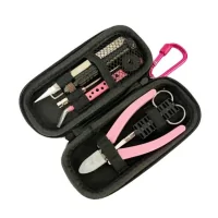 Wickelset - Bonza Pro Vape Kit - Thunder Cloud x Vaping BoganAls perfekte Ergänzung zum Bonza Pro RDA haben sich Vaping Bogan und Thunder Cloud erneut zusammengetan, um uns dieses außergewöhnliche Vape Kit zu präsentieren.Dieses Kit ist ideal für Anfänger und fortgeschrittene Dampfer, die schnell und präzise hochwertige Coils herstellen möchten.Lieferumfang:1 x Professioneller Schraubendreher1 x Spitze Edelstahlschere1 x Keramikpinzette1 x Spitze Edelstahlpinzette pink1 x Drahtschneider Edelstahl pink1 x Coiling Stick Edelstahl1 x Inbusschlüssel (2,0 mm)1 x Coil-Schneidwerkzeug1 x Halter für Zerstäuber 5101 x Abschließbarer Karabinerhaken1 x Kompaktes Aufbewahrungsetui16612Thunder Cloud x EL MONO VAPEADO R17,40 CHFsmoke-shop.ch17,40 CHF