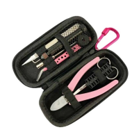 Wickelset - Bonza Pro Vape Kit - Thunder Cloud x Vaping BoganAls perfekte Ergänzung zum Bonza Pro RDA haben sich Vaping Bogan und Thunder Cloud erneut zusammengetan, um uns dieses außergewöhnliche Vape Kit zu präsentieren.Dieses Kit ist ideal für Anfänger und fortgeschrittene Dampfer, die schnell und präzise hochwertige Coils herstellen möchten.Lieferumfang:1 x Professioneller Schraubendreher1 x Spitze Edelstahlschere1 x Keramikpinzette1 x Spitze Edelstahlpinzette pink1 x Drahtschneider Edelstahl pink1 x Coiling Stick Edelstahl1 x Inbusschlüssel (2,0 mm)1 x Coil-Schneidwerkzeug1 x Halter für Zerstäuber 5101 x Abschließbarer Karabinerhaken1 x Kompaktes Aufbewahrungsetui16612Thunderhead28,00 CHFsmoke-shop.ch28,00 CHF