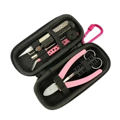 Wickelset - Bonza Pro Vape Kit - Thunder Cloud x Vaping BoganAls perfekte Ergänzung zum Bonza Pro RDA haben sich Vaping Bogan und Thunder Cloud erneut zusammengetan, um uns dieses außergewöhnliche Vape Kit zu präsentieren.Dieses Kit ist ideal für Anfänger und fortgeschrittene Dampfer, die schnell und präzise hochwertige Coils herstellen möchten.Lieferumfang:1 x Professioneller Schraubendreher1 x Spitze Edelstahlschere1 x Keramikpinzette1 x Spitze Edelstahlpinzette pink1 x Drahtschneider Edelstahl pink1 x Coiling Stick Edelstahl1 x Inbusschlüssel (2,0 mm)1 x Coil-Schneidwerkzeug1 x Halter für Zerstäuber 5101 x Abschließbarer Karabinerhaken1 x Kompaktes Aufbewahrungsetui16612Thunder Cloud x EL MONO VAPEADO R24,90 CHFsmoke-shop.ch24,90 CHF