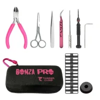 Wickelset - Bonza Pro Vape Kit - Thunder Cloud x Vaping BoganAls perfekte Ergänzung zum Bonza Pro RDA haben sich Vaping Bogan und Thunder Cloud erneut zusammengetan, um uns dieses außergewöhnliche Vape Kit zu präsentieren.Dieses Kit ist ideal für Anfänger und fortgeschrittene Dampfer, die schnell und präzise hochwertige Coils herstellen möchten.Lieferumfang:1 x Professioneller Schraubendreher1 x Spitze Edelstahlschere1 x Keramikpinzette1 x Spitze Edelstahlpinzette pink1 x Drahtschneider Edelstahl pink1 x Coiling Stick Edelstahl1 x Inbusschlüssel (2,0 mm)1 x Coil-Schneidwerkzeug1 x Halter für Zerstäuber 5101 x Abschließbarer Karabinerhaken1 x Kompaktes Aufbewahrungsetui16612Thunder Cloud x EL MONO VAPEADO R24,90 CHFsmoke-shop.ch24,90 CHF