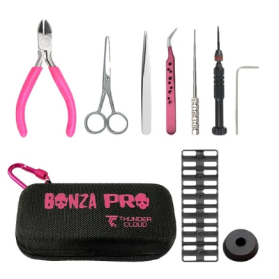 Wickelset - Bonza Pro Vape Kit - Thunder Cloud x Vaping BoganAls perfekte Ergänzung zum Bonza Pro RDA haben sich Vaping Bogan und Thunder Cloud erneut zusammengetan, um uns dieses außergewöhnliche Vape Kit zu präsentieren.Dieses Kit ist ideal für Anfänger und fortgeschrittene Dampfer, die schnell und präzise hochwertige Coils herstellen möchten.Lieferumfang:1 x Professioneller Schraubendreher1 x Spitze Edelstahlschere1 x Keramikpinzette1 x Spitze Edelstahlpinzette pink1 x Drahtschneider Edelstahl pink1 x Coiling Stick Edelstahl1 x Inbusschlüssel (2,0 mm)1 x Coil-Schneidwerkzeug1 x Halter für Zerstäuber 5101 x Abschließbarer Karabinerhaken1 x Kompaktes Aufbewahrungsetui16612Thunderhead28,00 CHFsmoke-shop.ch28,00 CHF Wickelset - Bonza Pro Vape Kit - Thunder Cloud x Vaping BoganAls perfekte Ergänzung zum Bonza Pro RDA haben sich Vaping Bogan und Thunder Cloud erneut zusammengetan, um uns dieses außergewöhnliche Vape Kit zu präsentieren.Dieses Kit ist ideal für Anfänger und fortgeschrittene Dampfer, die schnell und präzise hochwertige Coils herstellen möchten.Lieferumfang:1 x Professioneller Schraubendreher1 x Spitze Edelstahlschere1 x Keramikpinzette1 x Spitze Edelstahlpinzette pink1 x Drahtschneider Edelstahl pink1 x Coiling Stick Edelstahl1 x Inbusschlüssel (2,0 mm)1 x Coil-Schneidwerkzeug1 x Halter für Zerstäuber 5101 x Abschließbarer Karabinerhaken1 x Kompaktes Aufbewahrungsetui16612Thunderhead28,00 CHFsmoke-shop.ch28,00 CHF