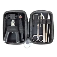 Requiem Pro Tool Kit - Thunder Cloud x El Mono VapeadorAls perfekte Ergänzung zum Requiem Pro Tool Kit - Thunder Cloud x El Mono Vapeador haben sich Vaping Bogan und Thunder Cloud erneut zusammengetan, um uns dieses außergewöhnliche Vape Kit zu präsentieren.Dieses Kit ist ideal für Anfänger und fortgeschrittene Dampfer, die schnell und präzise hochwertige Coils herstellen möchten.Lieferumfang:Lieferumfang:1 x Professioneller Schraubendreher1 x Spitze Edelstahlschere1 x Keramikpinzette1 x Spitze Edelstahlpinzette1 x Edelstahlschneider1 x Edelstahl-Coiler-Stange1 x Reinigungsbürste1 x Inbusschlüssel (2,0 mm)1 x Werkzeug zum Schneiden von Widerstandslaschen1 x Abschließbarer Karabinerhaken grau1 x Kompaktes Aufbewahrungsetui16628Thunder Cloud x EL MONO VAPEADO R19,60 CHFsmoke-shop.ch19,60 CHF Requiem Pro Tool Kit - Thunder Cloud x El Mono VapeadorAls perfekte Ergänzung zum Requiem Pro Tool Kit - Thunder Cloud x El Mono Vapeador haben sich Vaping Bogan und Thunder Cloud erneut zusammengetan, um uns dieses außergewöhnliche Vape Kit zu präsentieren.Dieses Kit ist ideal für Anfänger und fortgeschrittene Dampfer, die schnell und präzise hochwertige Coils herstellen möchten.Lieferumfang:Lieferumfang:1 x Professioneller Schraubendreher1 x Spitze Edelstahlschere1 x Keramikpinzette1 x Spitze Edelstahlpinzette1 x Edelstahlschneider1 x Edelstahl-Coiler-Stange1 x Reinigungsbürste1 x Inbusschlüssel (2,0 mm)1 x Werkzeug zum Schneiden von Widerstandslaschen1 x Abschließbarer Karabinerhaken grau1 x Kompaktes Aufbewahrungsetui16628Thunder Cloud x EL MONO VAPEADO R19,60 CHFsmoke-shop.ch19,60 CHF