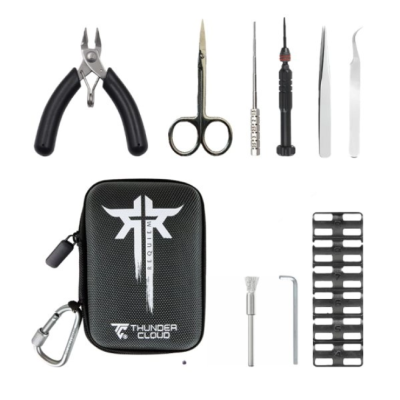 Requiem Pro Tool Kit - Thunder Cloud x El Mono VapeadorAls perfekte Ergänzung zum Requiem Pro Tool Kit - Thunder Cloud x El Mono Vapeador haben sich Vaping Bogan und Thunder Cloud erneut zusammengetan, um uns dieses außergewöhnliche Vape Kit zu präsentieren.Dieses Kit ist ideal für Anfänger und fortgeschrittene Dampfer, die schnell und präzise hochwertige Coils herstellen möchten.Lieferumfang:Lieferumfang:1 x Professioneller Schraubendreher1 x Spitze Edelstahlschere1 x Keramikpinzette1 x Spitze Edelstahlpinzette1 x Edelstahlschneider1 x Edelstahl-Coiler-Stange1 x Reinigungsbürste1 x Inbusschlüssel (2,0 mm)1 x Werkzeug zum Schneiden von Widerstandslaschen1 x Abschließbarer Karabinerhaken grau1 x Kompaktes Aufbewahrungsetui16628Thunder Cloud x EL MONO VAPEADO R28,00 CHFsmoke-shop.ch28,00 CHF Requiem Pro Tool Kit - Thunder Cloud x El Mono VapeadorAls perfekte Ergänzung zum Requiem Pro Tool Kit - Thunder Cloud x El Mono Vapeador haben sich Vaping Bogan und Thunder Cloud erneut zusammengetan, um uns dieses außergewöhnliche Vape Kit zu präsentieren.Dieses Kit ist ideal für Anfänger und fortgeschrittene Dampfer, die schnell und präzise hochwertige Coils herstellen möchten.Lieferumfang:Lieferumfang:1 x Professioneller Schraubendreher1 x Spitze Edelstahlschere1 x Keramikpinzette1 x Spitze Edelstahlpinzette1 x Edelstahlschneider1 x Edelstahl-Coiler-Stange1 x Reinigungsbürste1 x Inbusschlüssel (2,0 mm)1 x Werkzeug zum Schneiden von Widerstandslaschen1 x Abschließbarer Karabinerhaken grau1 x Kompaktes Aufbewahrungsetui16628Thunder Cloud x EL MONO VAPEADO R28,00 CHFsmoke-shop.ch28,00 CHF