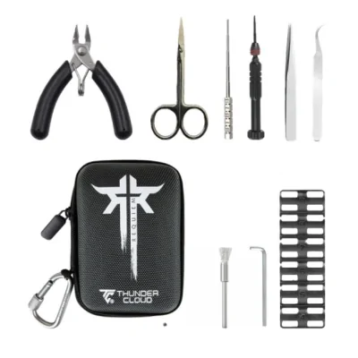 Requiem Pro Tool Kit - Thunder Cloud x El Mono VapeadorAls perfekte Ergänzung zum Requiem Pro Tool Kit - Thunder Cloud x El Mono Vapeador haben sich Vaping Bogan und Thunder Cloud erneut zusammengetan, um uns dieses außergewöhnliche Vape Kit zu präsentieren.Dieses Kit ist ideal für Anfänger und fortgeschrittene Dampfer, die schnell und präzise hochwertige Coils herstellen möchten.Lieferumfang:Lieferumfang:1 x Professioneller Schraubendreher1 x Spitze Edelstahlschere1 x Keramikpinzette1 x Spitze Edelstahlpinzette1 x Edelstahlschneider1 x Edelstahl-Coiler-Stange1 x Reinigungsbürste1 x Inbusschlüssel (2,0 mm)1 x Werkzeug zum Schneiden von Widerstandslaschen1 x Abschließbarer Karabinerhaken grau1 x Kompaktes Aufbewahrungsetui16628Thunder Cloud x EL MONO VAPEADO R19,60 CHFsmoke-shop.ch19,60 CHF Requiem Pro Tool Kit - Thunder Cloud x El Mono VapeadorAls perfekte Ergänzung zum Requiem Pro Tool Kit - Thunder Cloud x El Mono Vapeador haben sich Vaping Bogan und Thunder Cloud erneut zusammengetan, um uns dieses außergewöhnliche Vape Kit zu präsentieren.Dieses Kit ist ideal für Anfänger und fortgeschrittene Dampfer, die schnell und präzise hochwertige Coils herstellen möchten.Lieferumfang:Lieferumfang:1 x Professioneller Schraubendreher1 x Spitze Edelstahlschere1 x Keramikpinzette1 x Spitze Edelstahlpinzette1 x Edelstahlschneider1 x Edelstahl-Coiler-Stange1 x Reinigungsbürste1 x Inbusschlüssel (2,0 mm)1 x Werkzeug zum Schneiden von Widerstandslaschen1 x Abschließbarer Karabinerhaken grau1 x Kompaktes Aufbewahrungsetui16628Thunder Cloud x EL MONO VAPEADO R19,60 CHFsmoke-shop.ch19,60 CHF