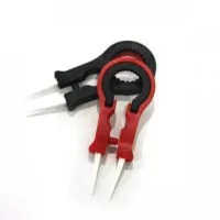 Vape Tweezer Original Vape DistrictLieferunfang: 1x Vape Tweezer von Vape District , Keramikspitzen und Gummihalterung für einfaches öffnen ihrer TankclearomizersDie „Vape Tweezers“ ist ein kleines, ultra-praktisches und unverzichtbares Werkzeug für alle unsere erfahrenen Vaper. Diese kleine Klemme hat mehrere Funktionen, alle in 1.Es erlaubt, dank seiner keramischen Pasten, die Spule zu justieren, während es erhitzt wird, die Dichtungen Ihrer Zerstäuber zu ändern, den Tank oder die Widerstände mit der Polycarbonat-Spitze zu straffen oder zu lösen, ohne zu zwingen und schmutzige Hände zu bekommen oder einen Ring Airflow zum Beispiel zu entsperren. Dies ist nur eine erschöpfende Liste der Möglichkeiten, die Ihnen mit diesem Werkzeug zur Verfügung stehenHergestellt von Vape DistrictDie keramischen KlemmenUnterstützt hohe TemperaturenFlexible Klemme für einen komfortablen Preis beim Wiederaufbau CoilsDer Schlüssel ist in einer Reihe von Tanks von 7 bis 24 mm DurchmesserGeliefert mit 1 Adapter verwendet.2387Smoke-Shop.ch2,00 CHFsmoke-shop.ch2,00 CHF