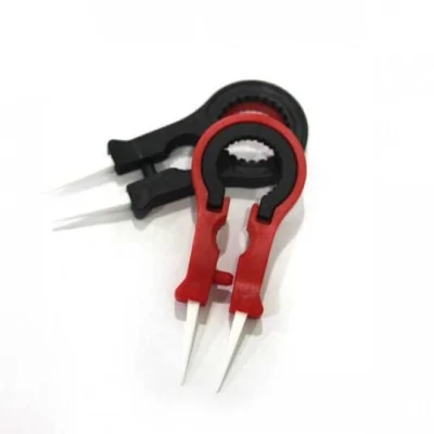 Vape Tweezer Original Vape DistrictLieferunfang: 1x Vape Tweezer von Vape District ,&nbsp;Keramikspitzen und Gummihalterung für einfaches öffnen ihrer TankclearomizersDie „Vape Tweezers“ ist ein kleines, ultra-praktisches und unverzichtbares Werkzeug für alle unsere erfahrenen Vaper. Diese kleine Klemme hat mehrere Funktionen, alle in 1.Es erlaubt, dank seiner keramischen Pasten, die Spule zu justieren, während es erhitzt wird, die Dichtungen Ihrer Zerstäuber zu ändern, den Tank oder die Widerstände mit der Polycarbonat-Spitze zu straffen oder zu lösen, ohne zu zwingen und schmutzige Hände zu bekommen oder einen Ring Airflow zum Beispiel zu entsperren. Dies ist nur eine erschöpfende Liste der Möglichkeiten, die Ihnen mit diesem Werkzeug zur Verfügung stehenHergestellt von Vape DistrictDie keramischen KlemmenUnterstützt hohe TemperaturenFlexible Klemme für einen komfortablen Preis beim Wiederaufbau CoilsDer Schlüssel ist in einer Reihe von Tanks von 7 bis 24 mm DurchmesserGeliefert mit 1 Adapter verwendet.2387Smoke-Shop.ch2,90&nbsp;CHFsmoke-shop.ch2,90&nbsp;CHF