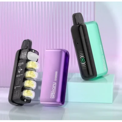 SKE Sikary S10000 Disposable Vape Kit - 2ml Pod + 8x (18ml) Liquid Pods - USB CDas Sikary S10000 Kit ist die nächste Generation des Dampfens – ein durchdachtes Hybrid-System, das Einwegkomfort mit Nachhaltigkeit kombiniert. Mit 18 ml Premium-Liquid (1x Pod + 8x Nachfüllbehälter) und einem wiederverwendbaren Akku erreichst du bis zu 10.000 Züge – ganz ohne Kompromisse bei Geschmack oder Dampfentwicklung. Kirsche Eis: Mit süßer Kirsche beim Einatmen und kühlem Eis beim Ausatmen.Himbeer-Minze: Kühlt den spritzigen Geschmack von Himbeeren mit blumigen Noten von kühler Minze.Strawberry Ice: Bringt süße Erdbeernoten auf Eis.Cola: Erinnert an den sprudelnden Geschmack einer klassischen Cola.Blaubeere-Himbeere: Spielt zwischen süß und sauer mit einer kühnen Kombination aus Blaubeeren und Himbeeren.Zitrone-Limette: Liefert den spritzigen Geschmack von Zitrone und Limette.Dreifache Mango: Der reife Geschmack von Mango sorgt für saftige Noten von Anfang bis Ende.Kiwi-Passionsfrucht: Kombiniert süße Passionsfrucht mit saftigen Kiwi-Noten.Bull Ice: Fängt den ausgeprägt fruchtigen Geschmack eines gekühlten Energydrinks ein.Mineralwasser: Liefert eine subtile und kühle Mischung aus Minze und Eisnoten.Vanille-Tabak: Bietet erdige Tabaknoten mit einer süßen Vanilleschicht.Wassermelone Eis: Verbindet süße Wassermelone und kühles Eis mit jedem Zug.Kokosnuss-Melone: Verbindet cremige Kokosnuss mit einem süßen und saftigen Melonengeschmack.Wassermelone-Erdbeere: Eine Mischung aus süßer Erdbeere und knackiger Wassermelone.Menthol: Liefert den süßen, aber kühlen Geschmack von Menthol vom Einatmen bis zum Ausatmen. Legal nach neuem schweizerischem Tabakgesetz (2ml Pod) + 8x Nachfüllkartuschen à 2ml) Nachfüllflüssigkeit15645Sikary - Disposable Vape -16,00 CHFsmoke-shop.ch16,00 CHF