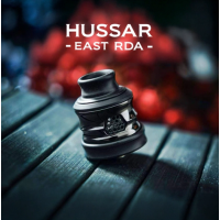 Hussar East RDA - Hussar - Polished DLC - SelbstwickelverdampferHussar East RDA - Hussar - Polished DLC - SelbstwickelverdampferHussar Vape, eine feste Größe in der Welt der hochwertigen wiederaufbaubaren Verdampfer, präsentiert seinen brandneuen Hussar East RDA.Dank des mitgelieferten (vorinstallierten) Stifts kompatibel mit Bottom Feed.Hochgradig anpassbarer Airflow dank 2 Reduzierstücken, perfekt für DL-Züge:Honeycomb FC: 2 x 18 mm².Corporal-Schlitze: 2 x 18 mm².Honeycomb CC: 2 x 31 mm².Gills-Schlitze: 2 x 25,2 mm².Drip Tip 810 Wide Bore.Lieferumfang    1 x East RDA    2 x Luftstromreduzierer    1 x Beauty Ring 26 mm    1 x Ersatzbeutel    1 x BedienungsanleitungEigenschaften    Abmessungen: 29,8 x 24,0 mmØ (26 mit Beauty Ring)    Materialien: Edelstahl    Platte    BF-kompatibel    Einstellbarer Luftstrom    Zug: DL16858Ambition Mods80,90 CHFsmoke-shop.ch80,90 CHF