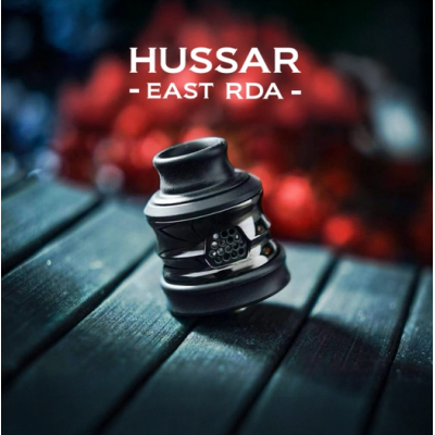 Hussar East RDA - Hussar - Polished DLC - SelbstwickelverdampferHussar East RDA - Hussar - Polished DLC - SelbstwickelverdampferHussar Vape, eine feste Größe in der Welt der hochwertigen wiederaufbaubaren Verdampfer, präsentiert seinen brandneuen Hussar East RDA.Dank des mitgelieferten (vorinstallierten) Stifts kompatibel mit Bottom Feed.Hochgradig anpassbarer Airflow dank 2 Reduzierstücken, perfekt für DL-Züge:Honeycomb FC: 2 x 18 mm².Corporal-Schlitze: 2 x 18 mm².Honeycomb CC: 2 x 31 mm².Gills-Schlitze: 2 x 25,2 mm².Drip Tip 810 Wide Bore.Lieferumfang 1 x East RDA 2 x Luftstromreduzierer 1 x Beauty Ring 26 mm 1 x Ersatzbeutel 1 x BedienungsanleitungEigenschaften Abmessungen: 29,8 x 24,0 mmØ (26 mit Beauty Ring) Materialien: Edelstahl Platte BF-kompatibel Einstellbarer Luftstrom Zug: DL16858Ambition Mods89,90 CHFsmoke-shop.ch89,90 CHF Hussar East RDA - Hussar - Polished DLC - SelbstwickelverdampferHussar East RDA - Hussar - Polished DLC - SelbstwickelverdampferHussar Vape, eine feste Größe in der Welt der hochwertigen wiederaufbaubaren Verdampfer, präsentiert seinen brandneuen Hussar East RDA.Dank des mitgelieferten (vorinstallierten) Stifts kompatibel mit Bottom Feed.Hochgradig anpassbarer Airflow dank 2 Reduzierstücken, perfekt für DL-Züge:Honeycomb FC: 2 x 18 mm².Corporal-Schlitze: 2 x 18 mm².Honeycomb CC: 2 x 31 mm².Gills-Schlitze: 2 x 25,2 mm².Drip Tip 810 Wide Bore.Lieferumfang 1 x East RDA 2 x Luftstromreduzierer 1 x Beauty Ring 26 mm 1 x Ersatzbeutel 1 x BedienungsanleitungEigenschaften Abmessungen: 29,8 x 24,0 mmØ (26 mit Beauty Ring) Materialien: Edelstahl Platte BF-kompatibel Einstellbarer Luftstrom Zug: DL16858Ambition Mods89,90 CHFsmoke-shop.ch89,90 CHF