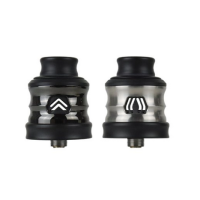 Hussar East RDA - Hussar - Polished DLC - SelbstwickelverdampferHussar East RDA - Hussar - Polished DLC - SelbstwickelverdampferHussar Vape, eine feste Größe in der Welt der hochwertigen wiederaufbaubaren Verdampfer, präsentiert seinen brandneuen Hussar East RDA.Dank des mitgelieferten (vorinstallierten) Stifts kompatibel mit Bottom Feed.Hochgradig anpassbarer Airflow dank 2 Reduzierstücken, perfekt für DL-Züge:Honeycomb FC: 2 x 18 mm².Corporal-Schlitze: 2 x 18 mm².Honeycomb CC: 2 x 31 mm².Gills-Schlitze: 2 x 25,2 mm².Drip Tip 810 Wide Bore.Lieferumfang    1 x East RDA    2 x Luftstromreduzierer    1 x Beauty Ring 26 mm    1 x Ersatzbeutel    1 x BedienungsanleitungEigenschaften    Abmessungen: 29,8 x 24,0 mmØ (26 mit Beauty Ring)    Materialien: Edelstahl    Platte    BF-kompatibel    Einstellbarer Luftstrom    Zug: DL16858Ambition Mods89,90 CHFsmoke-shop.ch89,90 CHF