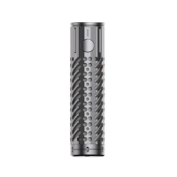 KIT - Blaster Gun Edition - BD Vape - 18650 LED RGB - 26 mm - GunmetalBlaster mod und Precisio Sub-Ohm Blaster Edition, eine verheerende Kombo mit unvergleichlichem Stil.Funktioniert mit einem High-End-Akku BD-PRO XT55 21700 5500mAh oder 18650 (nicht enthalten).Dank des leistungsstarken und zuverlässigen Mosfets ist keine Leistungsanpassung erforderlich.Die Leistung eines mechatronischen Mods, die Sicherheit eines elektronischen Mods, ein mechatronischer Mod!Precisio Sub-Ohm Blaster Edition Tank mit einem Fassungsvermögen von 4,5/2ml und Top-Filling.Sehr präzise einstellbare Top-Airflow, perfekt für RDL- bis DL-Züge.RGB-LED-System, das die verbleibende Akkulaufzeit anzeigt.Das Design aus rostfreiem Stahl verleiht dem Gerät eine hohe Robustheit.Das rutschfeste Design liegt gut in der Hand und ist sehr gut verarbeitet.Batterie:  18650 oder 21700 nicht im Lieferumfang enthalten !16302BD Vape129,90 CHFsmoke-shop.ch129,90 CHF