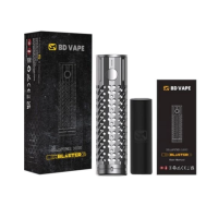 KIT - Blaster Gun Edition - BD Vape - 18650 LED RGB - 26 mm - GunmetalBlaster mod und Precisio Sub-Ohm Blaster Edition, eine verheerende Kombo mit unvergleichlichem Stil.Funktioniert mit einem High-End-Akku BD-PRO XT55 21700 5500mAh oder 18650 (nicht enthalten).Dank des leistungsstarken und zuverlässigen Mosfets ist keine Leistungsanpassung erforderlich.Die Leistung eines mechatronischen Mods, die Sicherheit eines elektronischen Mods, ein mechatronischer Mod!Precisio Sub-Ohm Blaster Edition Tank mit einem Fassungsvermögen von 4,5/2ml und Top-Filling.Sehr präzise einstellbare Top-Airflow, perfekt für RDL- bis DL-Züge.RGB-LED-System, das die verbleibende Akkulaufzeit anzeigt.Das Design aus rostfreiem Stahl verleiht dem Gerät eine hohe Robustheit.Das rutschfeste Design liegt gut in der Hand und ist sehr gut verarbeitet.Batterie:  18650 oder 21700 nicht im Lieferumfang enthalten !16302BD Vape129,90 CHFsmoke-shop.ch129,90 CHF