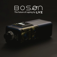 Boson Boro DNA80C - LVE - 2200 mAh TFT 0.85 FarbdisplayDer ultrakompakte Mod Boson ist mit dem bekannten und bewährten DNA80C-Chipsatz sowie einem leistungsstarken LiPo-Akku ausgestattet.Integrierter LiPo-Akku mit 2200 mAh, der sich über USB-C mit 3 A sehr schnell aufladen lässt.Leistung einstellbar von 1 bis 80 Watt.Der Evolv DNA80C-Chipsatz kann über das Escribe-Tool angepasst werden.Die bekannte Replay-Funktion ermöglicht es dem Benutzer, bei jedem Zug den perfekten Zug zu reproduzieren.Einstellbarer, auslaufsicherer Pluspol, der einen perfekten Kontakt mit Ihrem Boro-Tank gewährleistet.Drip Tip Nut zum werkzeuglosen Entfernen des Tanks.Hohe Robustheit dank PVD-Beschichtung.Klares und gut lesbares 0,85-Zoll-TFT-Farbdisplay.Kompatibel mit den meisten vorhandenen Boro-Tanks.16942Evolv DNA129,90 CHFsmoke-shop.ch129,90 CHF