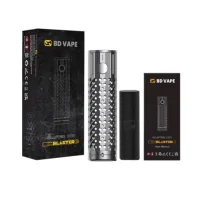 KIT - Blaster - Black Edition - BD Vape - 18650 LED RGB - 26 mm - SchwarzBlaster mod und Precisio Sub-Ohm Blaster Edition, eine verheerende Kombo mit unvergleichlichem Stil.Funktioniert mit einem High-End-Akku BD-PRO XT55 21700 5500mAh oder 18650 (nicht enthalten).Dank des leistungsstarken und zuverlässigen Mosfets ist keine Leistungsanpassung erforderlich.Die Leistung eines mechatronischen Mods, die Sicherheit eines elektronischen Mods, ein mechatronischer Mod!Precisio Sub-Ohm Blaster Edition Tank mit einem Fassungsvermögen von 4,5/2ml und Top-Filling.Sehr präzise einstellbare Top-Airflow, perfekt für RDL- bis DL-Züge.RGB-LED-System, das die verbleibende Akkulaufzeit anzeigt.Das Design aus rostfreiem Stahl verleiht dem Gerät eine hohe Robustheit.Das rutschfeste Design liegt gut in der Hand und ist sehr gut verarbeitet.Batterie:  18650 oder 21700 nicht im Lieferumfang enthalten !16947BD Vape119,90 CHFsmoke-shop.ch119,90 CHF