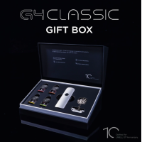 Caliburn G4 Classic - Geschenksbox - Uwell - mit 4 Coils - USB C - SilverDer Caliburn G4 Classic: das raffinierteste Modell der Serie, präsentiert in einer Premium-Box mit Zubehör.Integrierter 1400-mAh-Akku mit Schnellladefunktion 2A über USB-C.Maximale Leistung von 35 Watt, passt sich automatisch an die eingesetzte Kartusche an.3 ml Fassungsvermögen und seitliche Befüllung.Kartusche mit integrierter Mesh-Spule.Präzise einstellbarer Luftstrom, perfekt für MTL- bis RDL-Züge.Pro-Focs 4.0-Technologie für optimale Geschmacksentfaltung.U²-Anti-Leck-Technologie.Verbleibende Akkuleistung wird durch RGB-LED angezeigt: Grün, Blau und Rot.CNC-gefräste Oberfläche mit ultra-hochwertiger eloxierter Glättung.Aktivierung per Knopfdruck oder automatisch durch Inhalation.Kompatibel mit allen Kartuschen der GPP-Serie.16987Uwell 38,00 CHFsmoke-shop.ch38,00 CHF