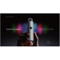 Caliburn G4 Classic - Geschenksbox - Uwell - mit 4 Coils - USB C - SilverDer Caliburn G4 Classic: das raffinierteste Modell der Serie, präsentiert in einer Premium-Box mit Zubehör.Integrierter 1400-mAh-Akku mit Schnellladefunktion 2A über USB-C.Maximale Leistung von 35 Watt, passt sich automatisch an die eingesetzte Kartusche an.3 ml Fassungsvermögen und seitliche Befüllung.Kartusche mit integrierter Mesh-Spule.Präzise einstellbarer Luftstrom, perfekt für MTL- bis RDL-Züge.Pro-Focs 4.0-Technologie für optimale Geschmacksentfaltung.U²-Anti-Leck-Technologie.Verbleibende Akkuleistung wird durch RGB-LED angezeigt: Grün, Blau und Rot.CNC-gefräste Oberfläche mit ultra-hochwertiger eloxierter Glättung.Aktivierung per Knopfdruck oder automatisch durch Inhalation.Kompatibel mit allen Kartuschen der GPP-Serie.16987Uwell 38,00 CHFsmoke-shop.ch38,00 CHF