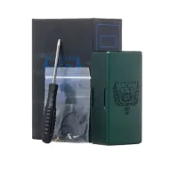 Box Hammer of God 200 (2x 18650 Batterien) 200 WattDie Hammer of God Box kehrt in einem kompakteren Format zurück und behält dabei die Leistung bei, für die sie bekannt ist.Funktioniert mit 2 Akkus 18650 (nicht im Lieferumfang enthalten).Maximale Leistung einstellbar von 5 bis 200 Watt.Leistungsstarker VC HotSwap 200-Chipsatz.3 Temperaturregelungsmodi (Ni/Ti/SS316).0,96-Zoll-OLED-Farbbildschirm.Verdampfer mit einem Durchmesser von maximal 30 mm schließen bündig mit dem Mod ab.Lieferumfang&nbsp;1 x Mod Hammer of God 2001 x Zubehörtasche&nbsp;1 x Werkzeug&nbsp;1 x Bedienungsanleitung&nbsp;Eigenschaften&nbsp;16988Vaperz Cloud99,90&nbsp;CHFsmoke-shop.ch99,90&nbsp;CHF