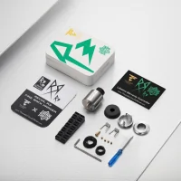 Recoil R3 RDA - Thunder Cloud x Grimm Green - vers. FarbenDer Recoil R3 ist das Ergebnis einer Zusammenarbeit zwischen Thunder Cloud und Grimm Green und ein RDA, der nicht unbemerkt bleibt.Das abgewinkelte, postless Single/Dual-Coil-Deck ermöglicht eine einfache Coil-Montage.2 ml Liquid-Kapazität.Einstellbarer Airflow über austauschbare Kammer (3,0 mm vorinstalliert, 2,5 mm im Lieferumfang enthalten), perfekt für RDL- bis DL-Zug.Zwei austauschbare Top-Caps und ein 510-Drip-Tip-Adapter für maximale Individualisierung im Lieferumfang enthalten.Kompatibel mit Bottom Feeder (Pin im Lieferumfang enthalten).Bündig mit Mods bis zu einem Durchmesser von 24 mm.17029Thunder Cloud x EL42,90&nbsp;CHFsmoke-shop.ch42,90&nbsp;CHF