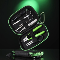 Recoil Pro Tool Kit - Thunder Cloud x Grimm GreenRecoil Pro Tool Kit - Thunder Cloud x Grimm GreenWerkzeugsatz für wiederaufbaubares Material erforderlich.Spulen, Baugruppen, Reinigung.THC-Herstellung.Für Ihre raffiniertesten Montagen.Werkzeugsatz mit allem, was Sie für Ihre wiederaufbaubaren Geräte benötigen.Inhalt gemäss Abbildung / Lieferumfang1 x Hartschalenkoffer1 x Profi-Schraubendreher1 x Stahlschere1 x Spulenreinigungswerkzeug1 x Spulenvorrichtung1 x Abgewinkelte Stahlpinzette1 x Schneidezange1 x Spulenbeintrimmer1 x Keramikpinzette17027Thunderhead24,90 CHFsmoke-shop.ch24,90 CHF