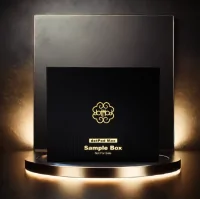 Gift Box Kit DotPod Max Gunmetal - 5ml 2100mAh - Geschenksbox - mit 100ml Dotmod LiquidHervorragendes Geschenkset mit einem DotPod Max Kit und einer 100 ml Dotmod E-Flüssigkeit.Leistung und Kraft sind zwei Begriffe, die den DotPod Max von DotMod perfekt beschreiben.Integrierter 2100-mAh-Akku, der sich über USB-C mit 2 A schnell aufladen lässt.Einstellbare Leistung von 5 bis maximal 60 Watt.Kartusche mit einem Fassungsvermögen von 5 ml, von oben befüllbar.Kompatibel mit Kartuschen mit integrierten Spulen (0,6/1,0 Ohm).Sehr präzise einstellbarer Luftstrom, perfekt für MTL- bis DTL-Zug.Klares und gut lesbares 0,69-Zoll-OLED-Display.Aktivierung per Knopfdruck oder automatisch durch Inhalation.Leere Kartuschen kompatibel mit allen DotCoil-Spulen (0,3/0,7/0,9 Ohm).Lieferumfang1 x DotPod Max Pod1 x DotPod Max 0.4Ω Cartridge1 x DotPod Max 0.6Ω Cartridge1 x Dotmod E-liquid 100mlEigenschaftenBattery : Built-in 2100mAhCapacity : 5ml cartridgeRefilling : Top-fillAirflow : Adjustable MTL/DTLMax Power : 60WLiquid Geschmack Zufällig aus Dotmod 100ml Reihne17004Dotmod49,90 CHFsmoke-shop.ch49,90 CHF Gift Box Kit DotPod Max Gunmetal - 5ml 2100mAh - Geschenksbox - mit 100ml Dotmod LiquidHervorragendes Geschenkset mit einem DotPod Max Kit und einer 100 ml Dotmod E-Flüssigkeit.Leistung und Kraft sind zwei Begriffe, die den DotPod Max von DotMod perfekt beschreiben.Integrierter 2100-mAh-Akku, der sich über USB-C mit 2 A schnell aufladen lässt.Einstellbare Leistung von 5 bis maximal 60 Watt.Kartusche mit einem Fassungsvermögen von 5 ml, von oben befüllbar.Kompatibel mit Kartuschen mit integrierten Spulen (0,6/1,0 Ohm).Sehr präzise einstellbarer Luftstrom, perfekt für MTL- bis DTL-Zug.Klares und gut lesbares 0,69-Zoll-OLED-Display.Aktivierung per Knopfdruck oder automatisch durch Inhalation.Leere Kartuschen kompatibel mit allen DotCoil-Spulen (0,3/0,7/0,9 Ohm).Lieferumfang1 x DotPod Max Pod1 x DotPod Max 0.4Ω Cartridge1 x DotPod Max 0.6Ω Cartridge1 x Dotmod E-liquid 100mlEigenschaftenBattery : Built-in 2100mAhCapacity : 5ml cartridgeRefilling : Top-fillAirflow : Adjustable MTL/DTLMax Power : 60WLiquid Geschmack Zufällig aus Dotmod 100ml Reihne17004Dotmod49,90 CHFsmoke-shop.ch49,90 CHF