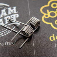 MTL Dual-Core Fused Clapton NI80 1.20 Ohm (2 Coils) DotmodLieferumfang:  MTL Dual-Core Fused Clapton NI80 1.20 Ohm (2 Coils) DotmodKomplett handgefertigt.2x32 Ni80/1x40 Ni80.6 Windungen auf einer Achse mit Ø2,5 mm.1,2 Ohm: Verwendung zwischen 5 und 15 Watt.Achten Sie beim Einlaufen darauf, die Wattzahl zu verringern, damit die Spulen nicht weiß werden.Verkauft in Packungen zu 2 Stück. 17111Dotmod11,90 CHFsmoke-shop.ch11,90 CHF