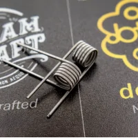 MTL Dual-Core Fused Clapton NI80 1.20 Ohm (2 Coils) DotmodLieferumfang:  MTL Dual-Core Fused Clapton NI80 1.20 Ohm (2 Coils) DotmodKomplett handgefertigt.2x32 Ni80/1x40 Ni80.6 Windungen auf einer Achse mit Ø2,5 mm.1,2 Ohm: Verwendung zwischen 5 und 15 Watt.Achten Sie beim Einlaufen darauf, die Wattzahl zu verringern, damit die Spulen nicht weiß werden.Verkauft in Packungen zu 2 Stück. 17111Dotmod8,30 CHFsmoke-shop.ch8,30 CHF