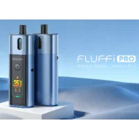 Starter Set Pod Fluffi PRO - 3.5 ml - 2800 mAh - Aspire - vers. FarbenDer Fluffi Pro von Aspire ist ein kompakter und vielseitiger Pod Mod, ideal für Dampfer, die sowohl luftige als auch enge Züge mögen.Ausgestattet mit einem integrierten 2800-mAh-Akku mit schneller USB-C-2A-Aufladung bietet er eine großzügige Autonomie und schnelle Wiederherstellung.Seine einstellbare Leistung von bis zu 40 W ermöglicht eine präzise Steuerung und optimiert Geschmack und Dampf. Das 1,47-Zoll-TFT-Farbdisplay zeigt wichtige Informationen übersichtlich mit einer anpassbaren Benutzeroberfläche an.Die 3,5-ml-Fluffi-Pod-Kartusche mit einfacher Befüllung und Schutzkappe sorgt für eine auslaufsichere Verwendung. Der für VG-reiche E-Liquids optimierte Dual-Mesh-Widerstand von 0,4 Ω garantiert reichlich Dampf und intensive Aromen.17324Aspire33,90&nbsp;CHFsmoke-shop.ch33,90&nbsp;CHF