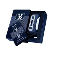 Mod Blade 60 - Vypers Vapes X Wick'd - 60 Watt Chipset Vypers CoreLeistungsstark, kompakt und absolut hochwertig: Vypers Vapes präsentiert in Zusammenarbeit mit Wick'D den Mod Blade 60.Funktioniert mit einem 18650-Akku (nicht im Lieferumfang enthalten).Präziser und leistungsstarker Vypers Core 60-Chipsatz.Leistung einstellbar von 1 bis 60 Watt.Klares und gut lesbares 0,91-Zoll-OLED-Display.Robuste Konstruktion aus eloxiertem 6061-Aluminium.Federnder 510-Pin für sichere Konnektivität.Austauschbare Seitenwände.Verdampfer mit einem maximalen Durchmesser von 25 mm schließen bündig mit dem Mod ab.17325Vypers Vape und Wick'D85,00&nbsp;CHFsmoke-shop.ch85,00&nbsp;CHF