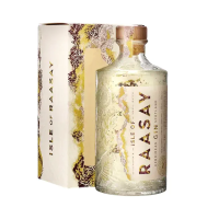 Isle of RAASAY - Gin - 70 clDie Isle of Raasay gehört zu den Inneren Hebriden und liegt zwischen der grösseren Isle of Skye und der schottischen Westküste. Hier, nahe des Fährhafens, befindet sich die nach der Insel benannte Brennerei, die 2015 von Bill Dobbie und Alasdair Day gegründet wurde und zwei Jahre später ihre Pforten öffnete. Mehr als 25 der 161 Inselbewohner arbeiten mittlerweile in der Brennerei - das Durchschnittsalter des Teams beträgt gerade einmal 30 Jahre! Neben Single Malt Whisky stellt man auch Gin her: Der Isle of Raasay handcrafted Scottish Gin ist eine sorgfältige Komposition aus dreifach destilliertem Getreidealkohol und zehn Botanicals. Darunter befinden sich Wacholder von der Insel, Süssorangen- und Zitronenschalen, Rhabarberwurzel, Angelikawurzel, Koriandersamen, Süssholzwurzel, Iriswurzel sowie Kubebenpfeffer. Einige der Botanicals werden in der kupfernen Spirit Still zusammen mit dem Basisalkohol destilliert, während andere Botanicals ihre Aromen erst später abgeben, wenn der alkoholische Dampf durch einen gefüllten Korb aufsteigt. Der 46%-ige Gin war damals die erste Spirituose, die jemals auf der Insel auf legale Weise gebrannt wurde. Alkoholgehalt 46%Flascheninhalt 70clHerkunftsland Grossbritannien Region Schottland, Innere Hebriden Abfüller Isle of Raasay Distillery / R&amp;B Distillers Limited, 23 Manor Place, Edinburgh, EH3 7DX, Écosse, Royaume-Uni Marke Isle of Raasay Typ Gin Anwendung pur oder für diverse Drinks und CocktailsDegustationsnotiz frisch und trocken mit Wacholder, Rhabarber und Zitrus.Verkehrsbezeichnung Gin17434Gin - Getränke59,90&nbsp;CHFsmoke-shop.ch59,90&nbsp;CHF