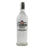 Trojka Vodka - Pure Grain - Weisser Vodka Liquer 70clRein, elegant und klar, so präsentiert sich die TROJKA-Familie in der neuen Flasche. Aus hochwertigen Getreide gebrannt, 3-fach destilliert, mit bestem Wasser reduziert und über einen zwölffachen Schichtenfilter filtriert, garantiert er höchsten Genuss - pur und eisgekühlt. Oder aber die perfekte Basis für exquisite Shots und Longdrinks.Geregelte BezeichnungVodkaHerkunftslandSchweizInhaltsstoffangabeVodkaNährstoffeBrennwert/Energie (kcal/100ml): 233Brennwert/Energie (kj/100ml): 966Kohlenhydrate (g/100ml): 0Fett (g/100ml): 0Eiweiss (g/100ml): 0Salz (g/100 ml): 0davon gesättigte Fettsäuren (g/100ml): 0davon Zucker (g/100ml): 017465Vodka18,90&nbsp;CHFsmoke-shop.ch18,90&nbsp;CHF