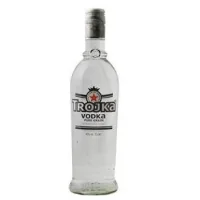 Trojka Vodka - Pure Grain - Weisser Vodka Liquer 70clRein, elegant und klar, so präsentiert sich die TROJKA-Familie in der neuen Flasche. Aus hochwertigen Getreide gebrannt, 3-fach destilliert, mit bestem Wasser reduziert und über einen zwölffachen Schichtenfilter filtriert, garantiert er höchsten Genuss - pur und eisgekühlt. Oder aber die perfekte Basis für exquisite Shots und Longdrinks.Geregelte BezeichnungVodkaHerkunftslandSchweizInhaltsstoffangabeVodkaNährstoffeBrennwert/Energie (kcal/100ml): 233Brennwert/Energie (kj/100ml): 966Kohlenhydrate (g/100ml): 0Fett (g/100ml): 0Eiweiss (g/100ml): 0Salz (g/100 ml): 0davon gesättigte Fettsäuren (g/100ml): 0davon Zucker (g/100ml): 017465Vodka18,90&nbsp;CHFsmoke-shop.ch18,90&nbsp;CHF